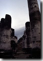 アルテミス神殿の柱は太い！